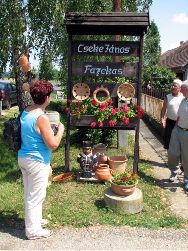 15 lončarjeva izložba pred vhodom